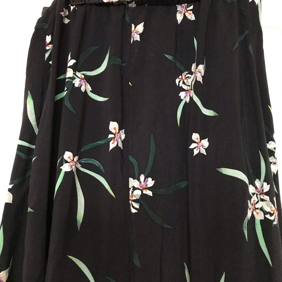 High low skirt. Navy and floral. XL. - Picture 4 of 6